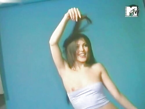 ผู้หญิงผู้ใหญ่นั่งหี ...